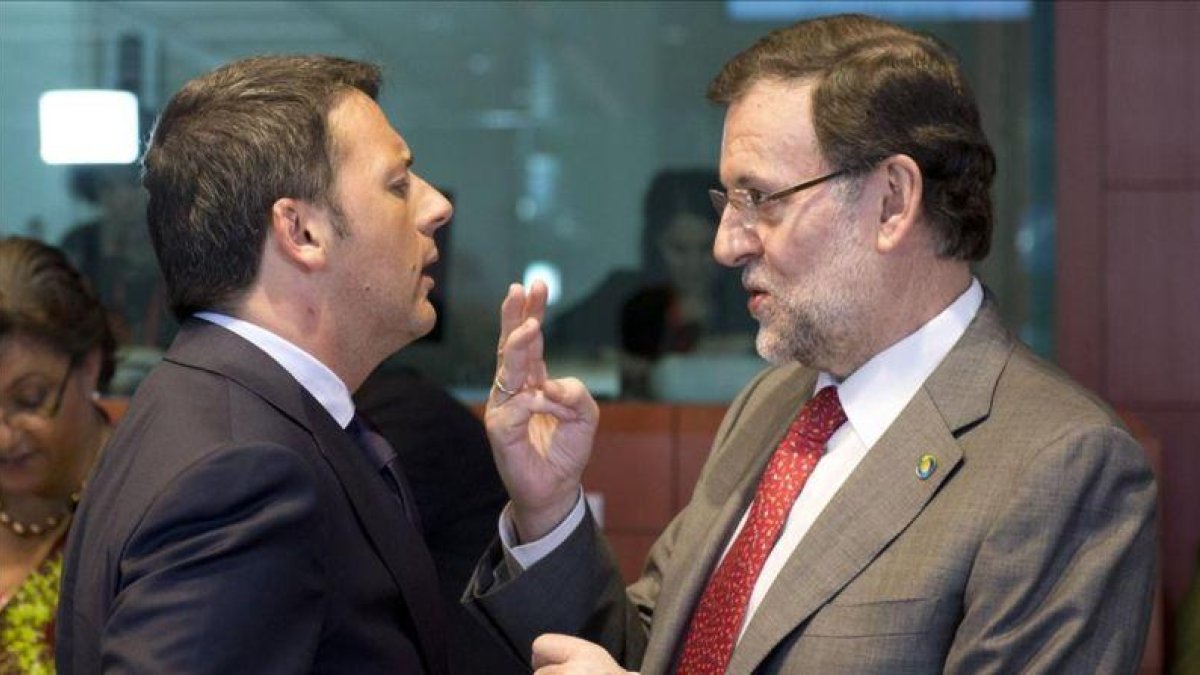 El primer ministro italiano, Matteo Renzi, y Mariano Rajoy, en una fotografía tomada en una cumbre europea en el 2014.-AFP PHOTO / ALAIN JOCARD