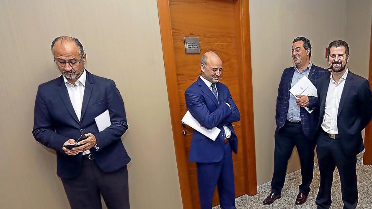 Tudanca a la derecha, con Salvador Cruz, David Castaño y Luis Fuentes, en los pasillos de las Cortes.-ICAL