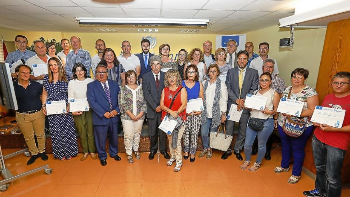 Rafael Tortuero (4I), Carmen Ezquerro (5I) y Juan Carlos Díaz (6I) junto a los representantes de las empresas tras la entrega del diploma acreditativo.-J.M. LOSTAU