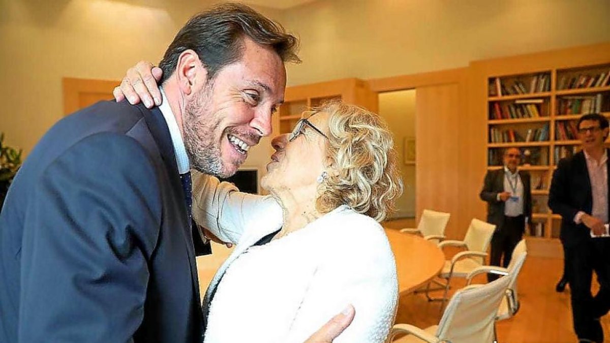 Óscar Puente y Manuela Carmena se saludan tras la firma del convenio en el Ayuntamiento de Madrid.-E. M.
