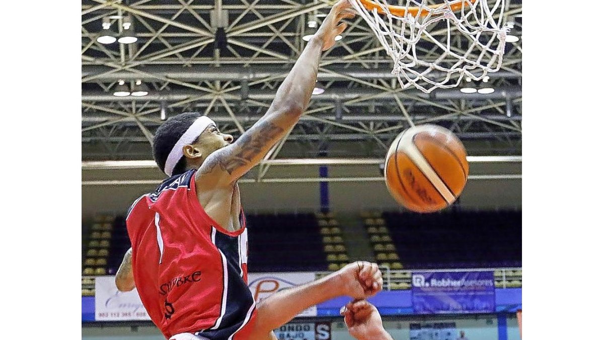 73-60. Minuto 33. Wade-Chatman, tras recorrerse todo el campo acaba machacando ante Chagoyen-J.M. Lostau