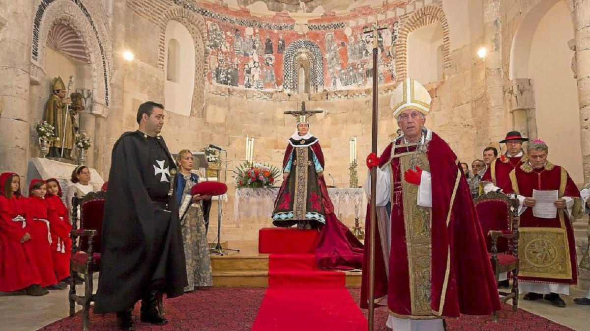 El caballero de la Orden Hospitalaria de San Juan de Jerusalén recibe, de mano de la reina Doña Urraca y con la bendición del obispo de Salamanca, la villa de Fresno.-Pablo Requejo