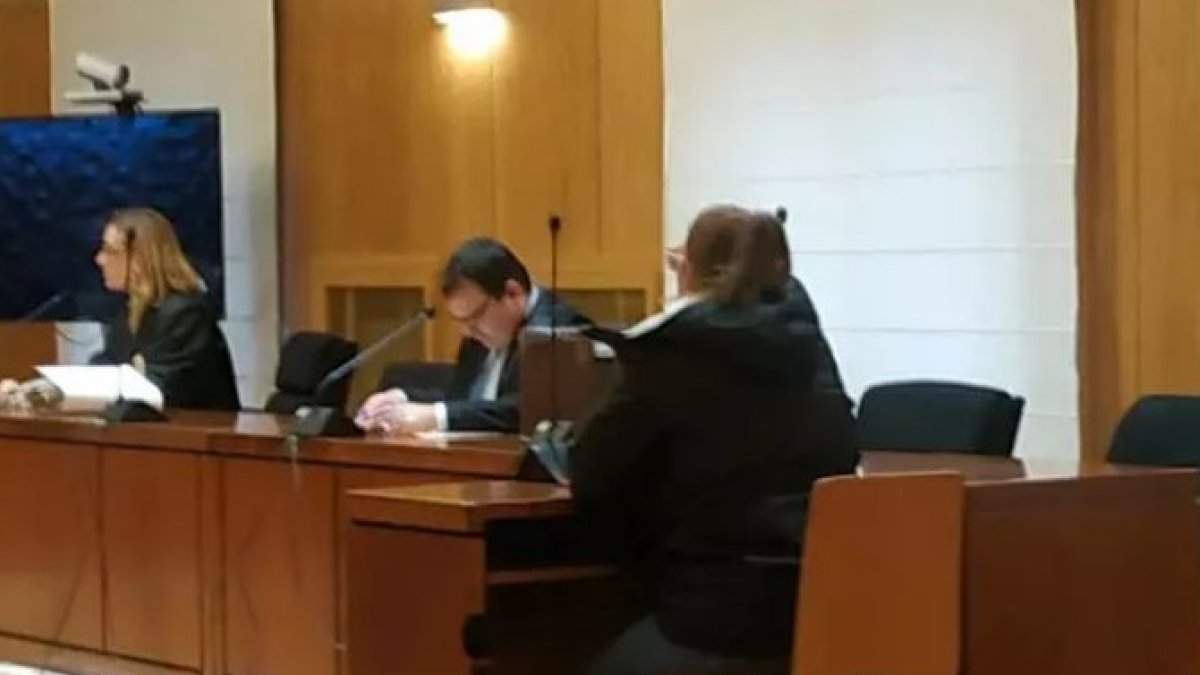 La exedil de Bobadilla, de espaldas, durante la vista en la Audiencia de Valladolid que se suspendió en diciembre. - E.PRESS