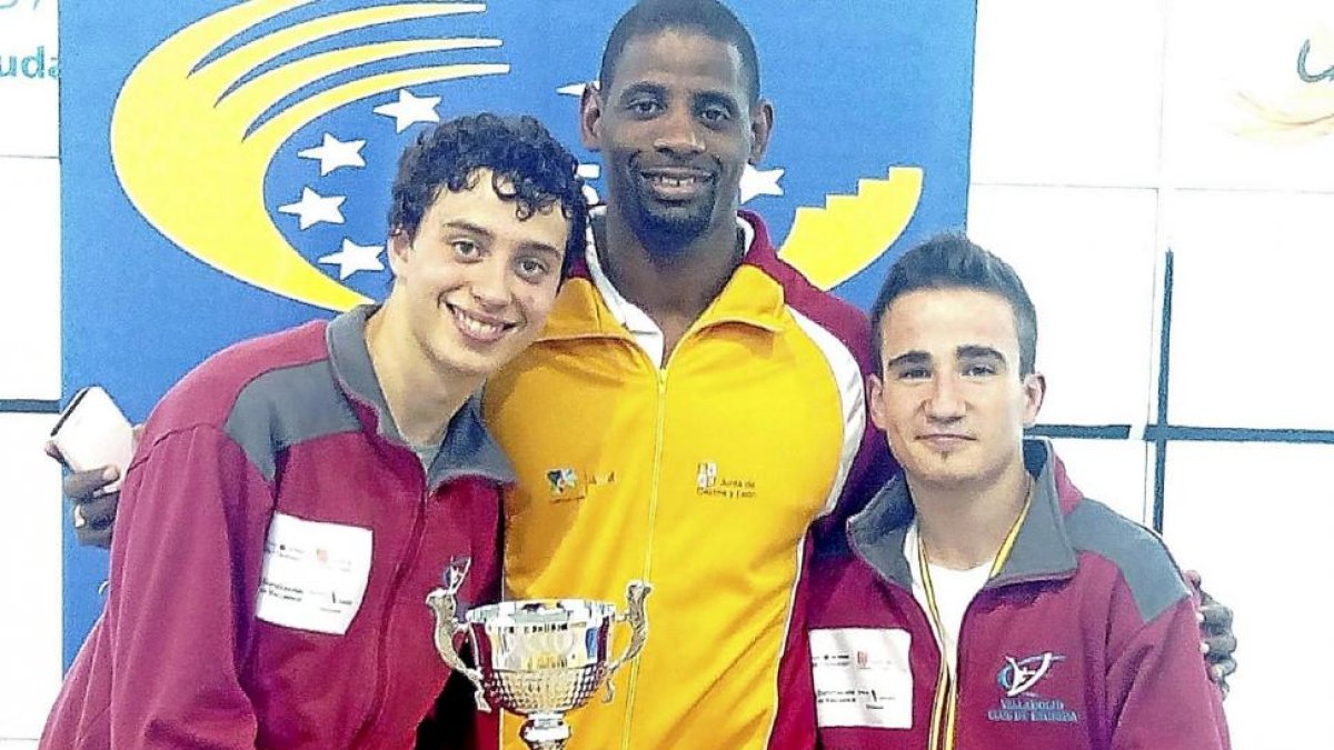 Balmori, con la copa de campeón, junto a Yonier Pérez y Alarcia.-E.M