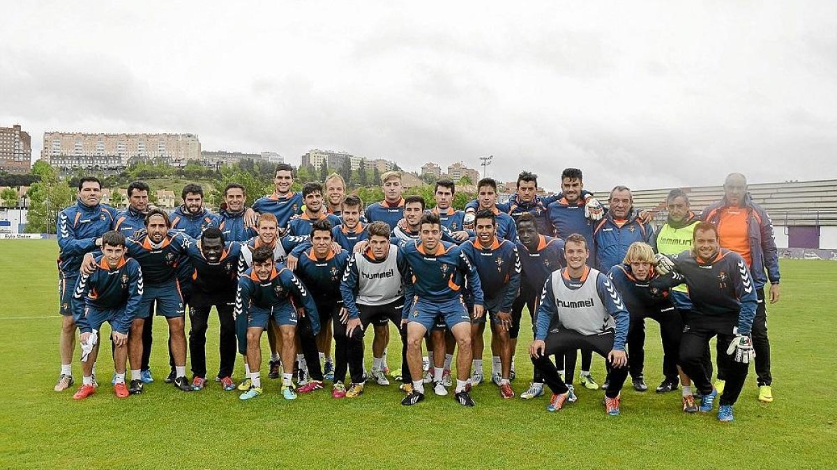 La plantilla del Promesas antes del partido del ascenso en Somozas en mayo de 2014.-EL MUNDO