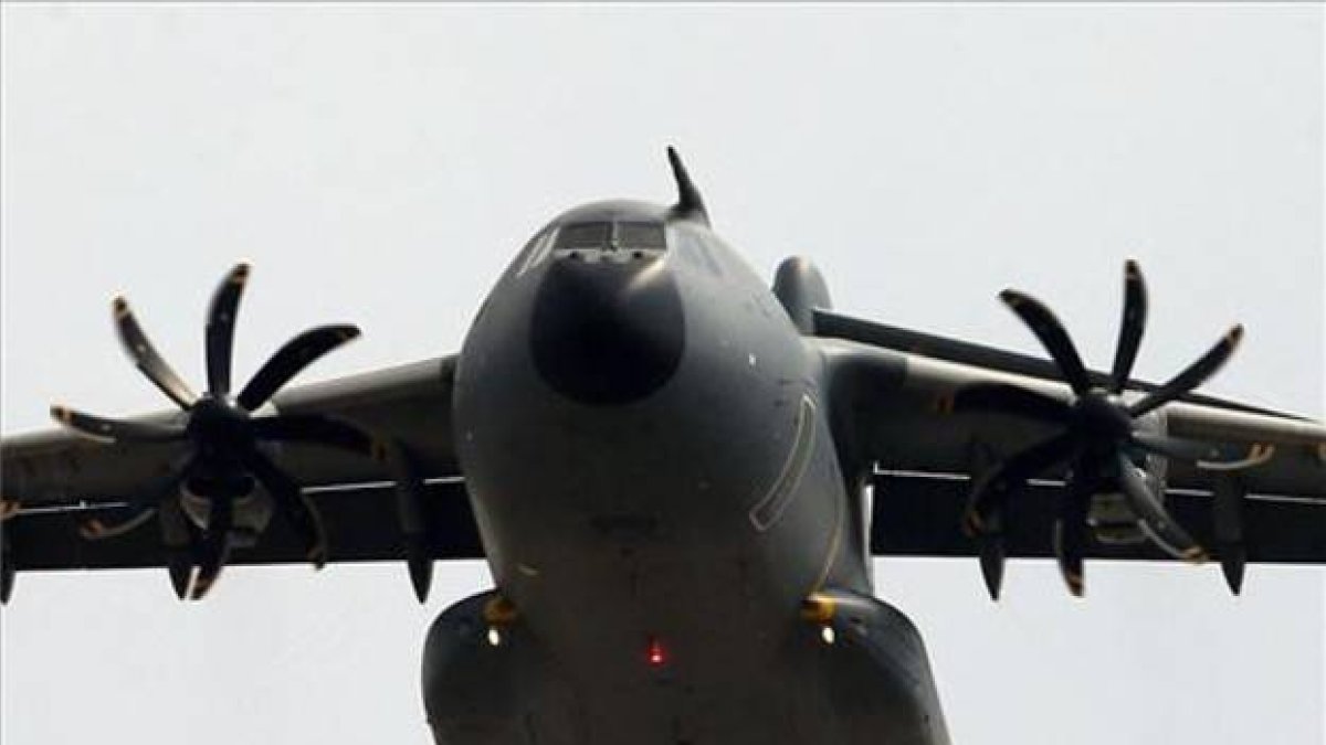 Un avión de carga militar de los Estados Unidos se dispone a aterrizar en la base militar turca de Incirlik, cerca de la ciudad de Adana.-Foto: AP / EMRAH GUREL