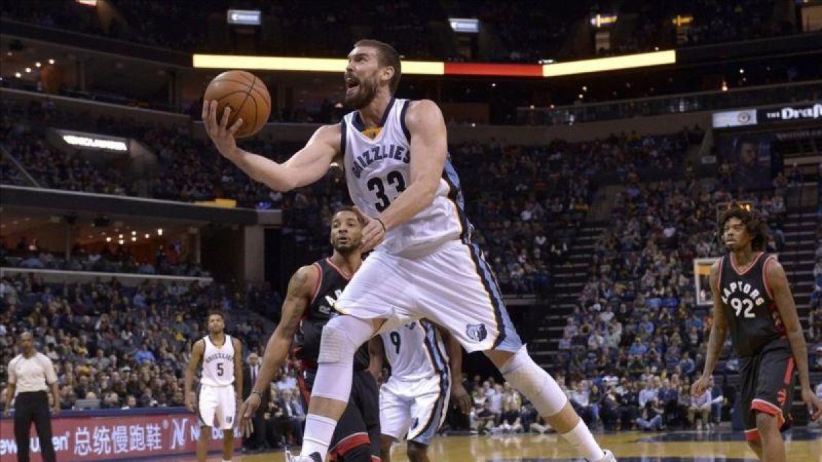 Marc Gasol hace una entrada en el partido ante Toronto.-Brandon Dill