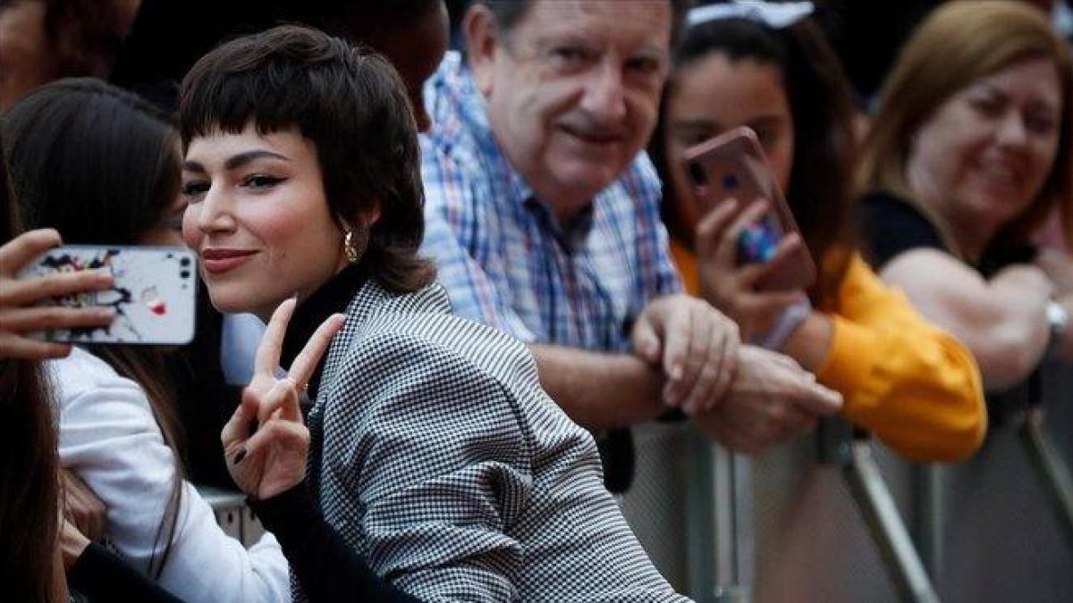 Úrsula Corberó atiende a los fans, esta semana en el Festival de San Sebastián.-EFE