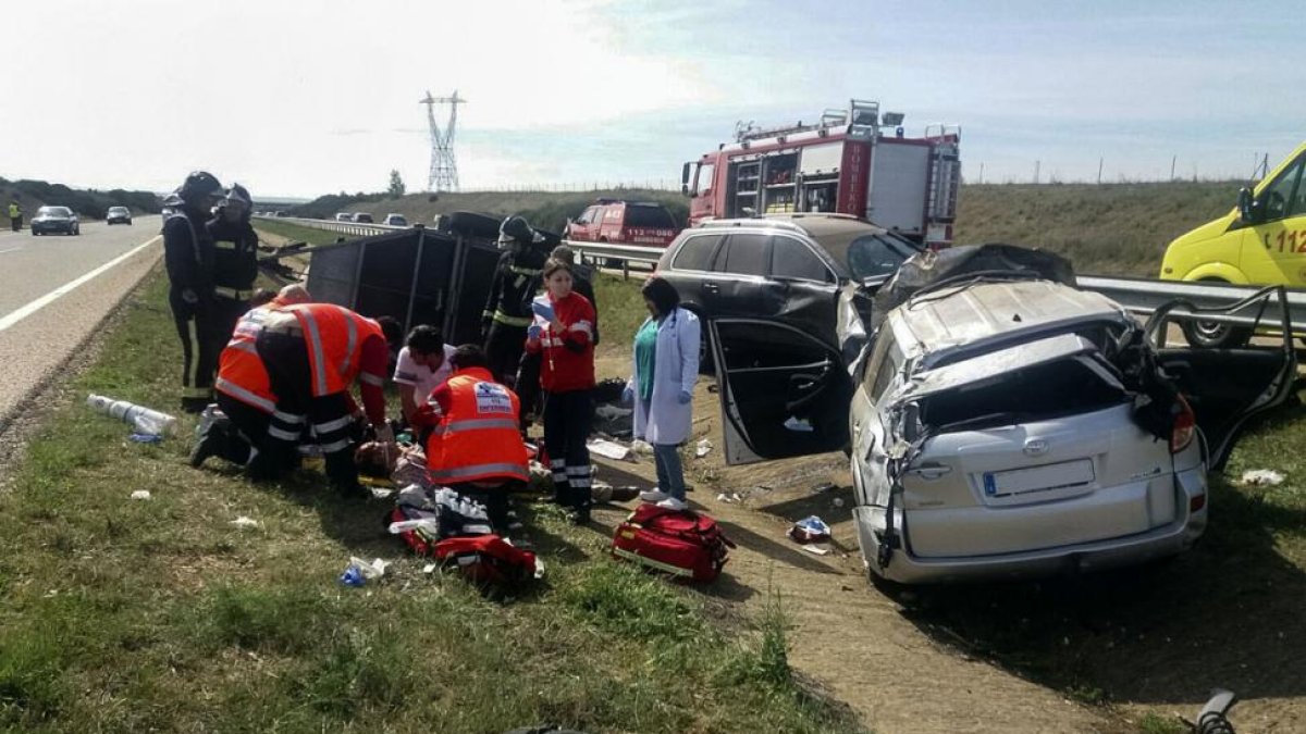 Miembros de los servicios de emergencias que participaron en el auxilio en el accidente en Villamañán.-ICAL