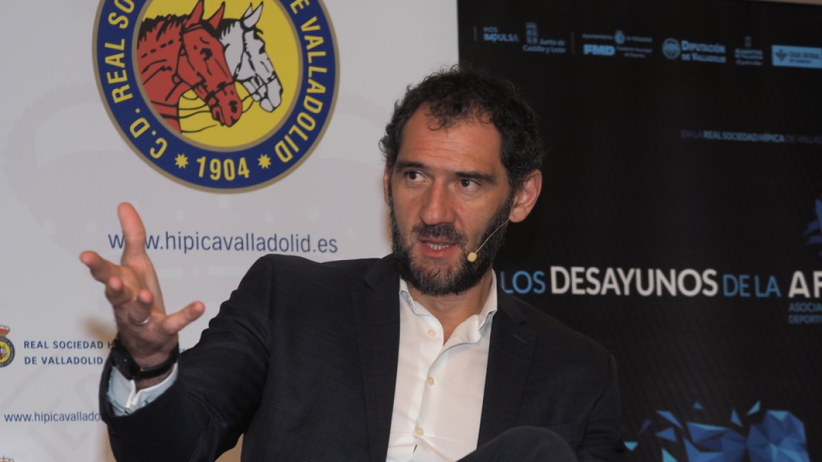 Jorge Garbajosa en 'Los Desayunos de la APDV'. / M. G. EGEA
