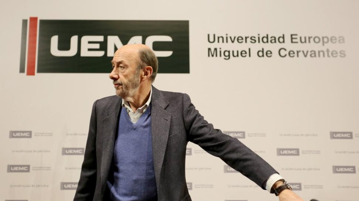 El exportavoz del Gobierno de Felipe González y José Luis Rodríguez Zapatero, Alfredo Pérez Rubalcaba, participa en el 'Curso Portavoz. El malabarista de la palabra', organizado por la Universidad Europea Miguel de Cervantes-ICAL