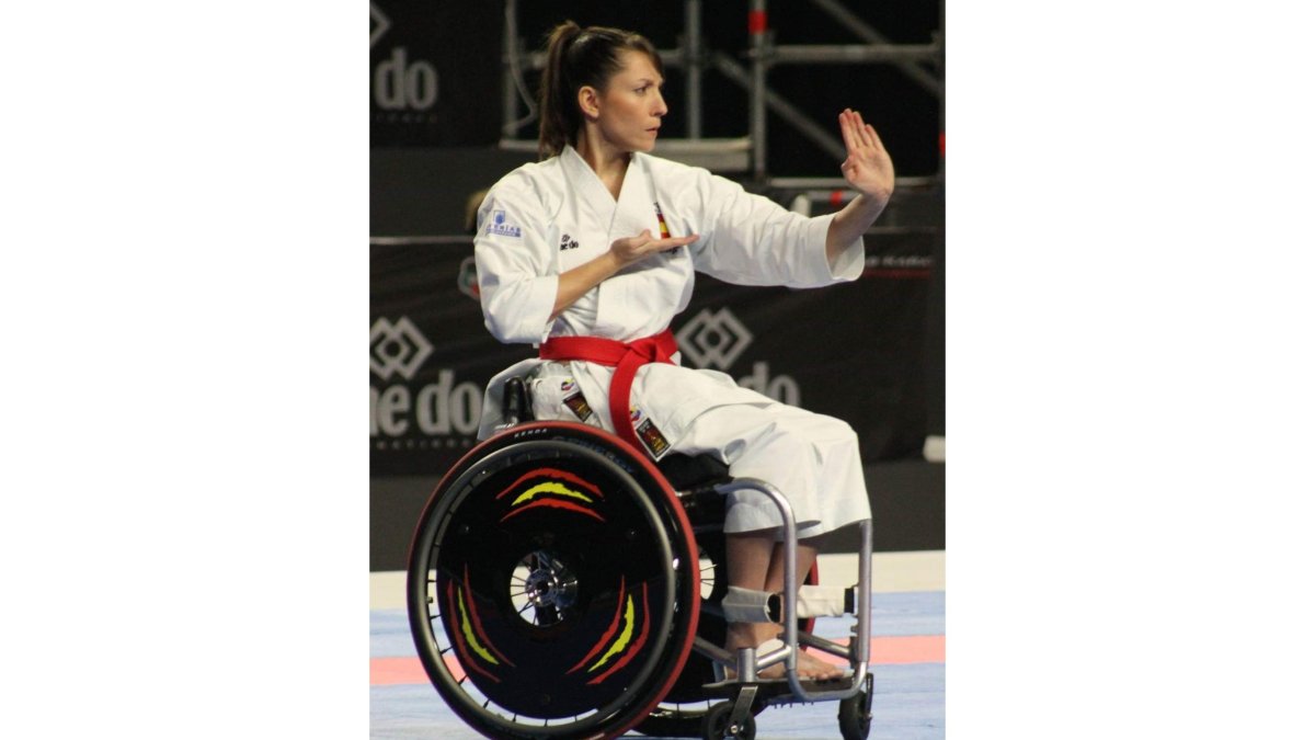 A la izquierda, la parakarateca realiza la kata con la que consiguió el oro en el Campeonato del Mundo.-E. M.