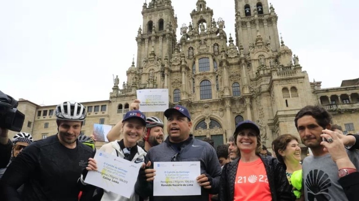 Ronaldo Nazario en la Plaza del Obradoiro tras culminar el Camino de Santiago. / E. M.
