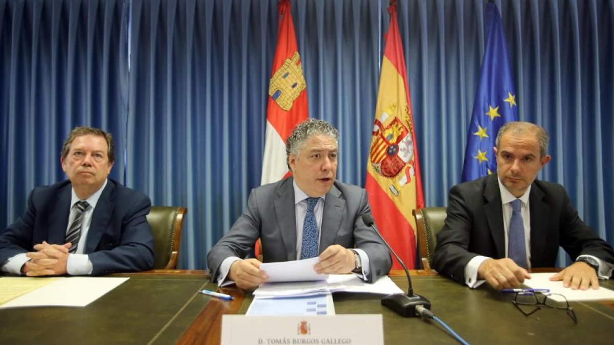 El subsecretario de Empleo y Seguridad Social, Pedro Llorente (D), y el director general de la Tesorería General de la Seguridad Social, Francisco Gómez (I), firman un acuerdo.-ICAL