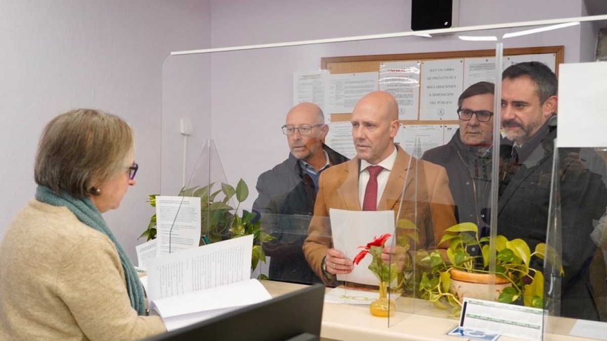 Los procuradores del grupo parlamentario Vox registran en la Consejería de Cultura, Turismo y Deportes el listado de bienes a incluir dentro del Inventario de Bienes del Patrimonio Cultural de Castilla y León. / ICAL