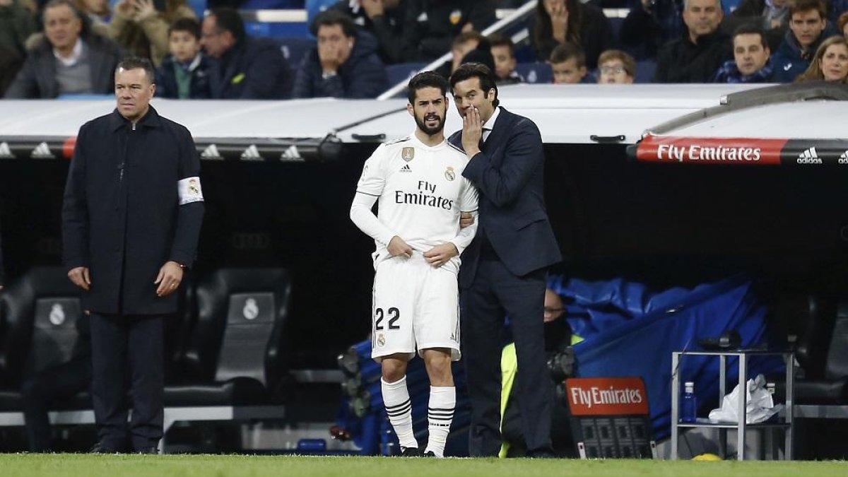 Solari da instrucciones a Isco antes de salir al campo.-ÁNGEL RIVERO
