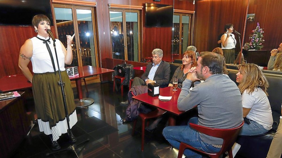 Paula Aguirrezabala, ayer, durante la presentación de su libro.-J. M.LOSTAU