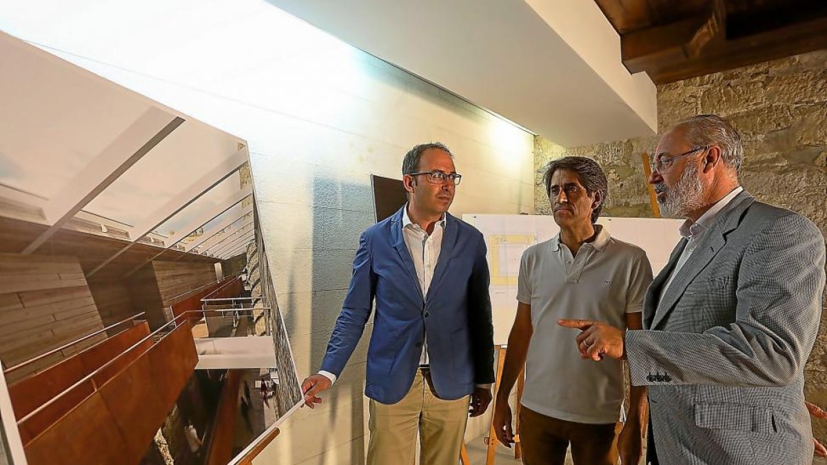 El vicepresidente de la Diputación, Víctor Alonso, junto al Director de la obra José María Álvarez y Alex Miranda de Construcciones Tudmir .-MIGUEL ÁNGEL SANTOS