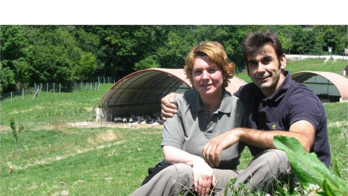 Elena López y Alejandro Fernández-Villa posan en su granja,.-V.C.