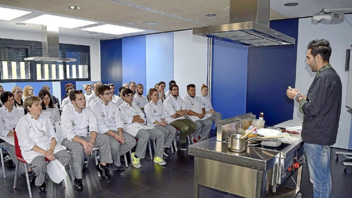 El ‘chef’ David López Pardo elabora el pincho ganador ‘Tierra de Cigales en la escuela de cocina.-El Mundo