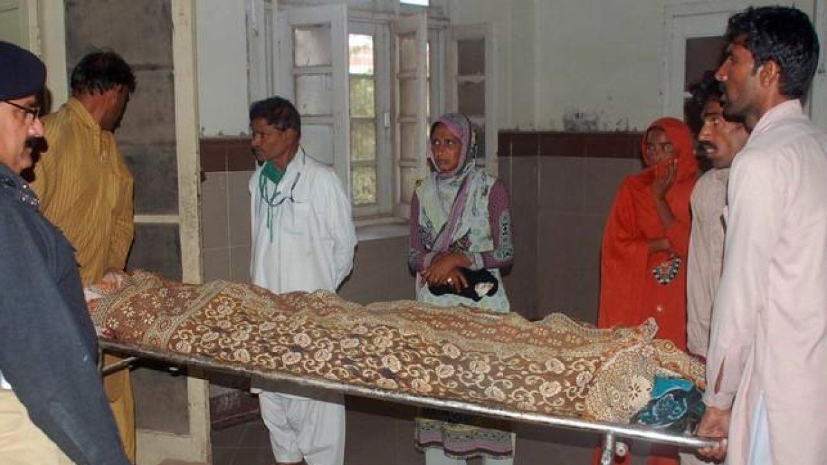 Los familiares de Sonia Bibi, la joven quemada viva con petróleo por un pretendiente, trasladan su cadáver.-AFP / SS MIRZA