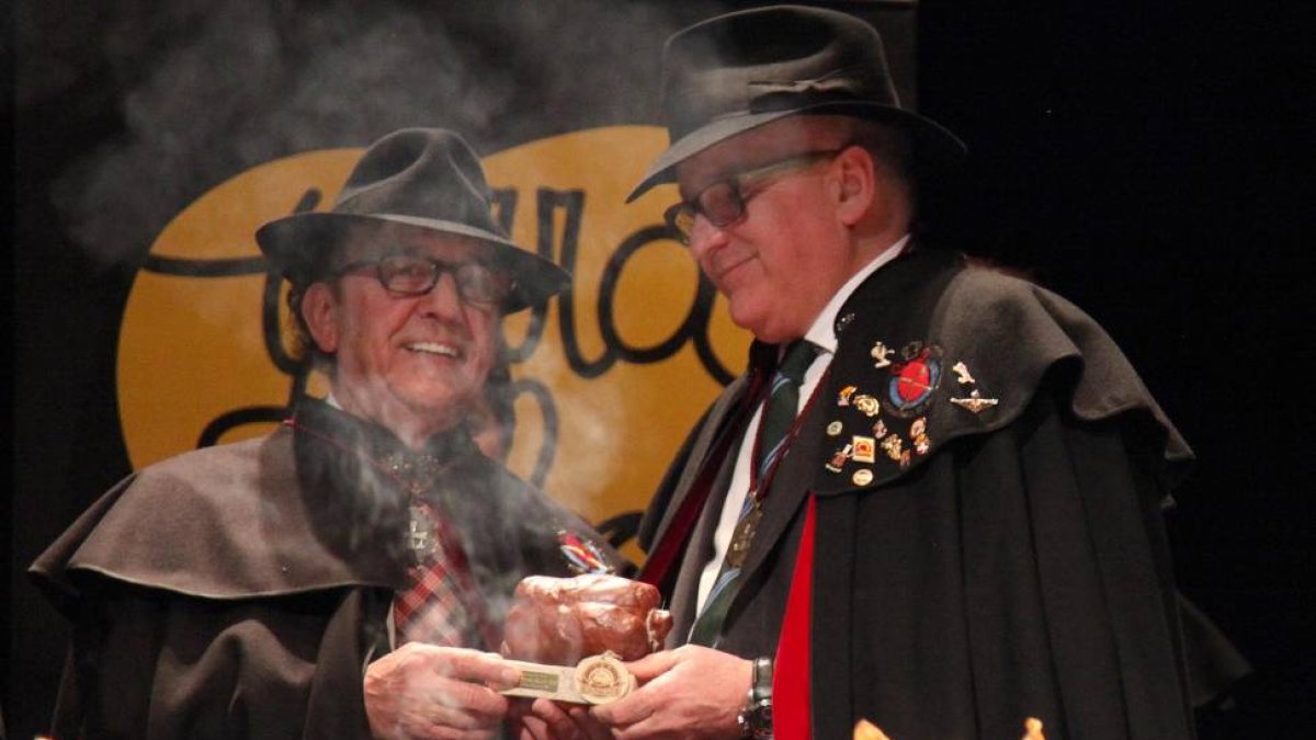 El presidente del Consejo Regulador de la Indicación Geográfica Protegida (IGP) Botillo de El Bierzo, Óscar Ramos, y el de la Asociación para la Promoción del Cochinillo de Segovia (Procose), titular de la marca de garantía, José María Ruiz-Ical