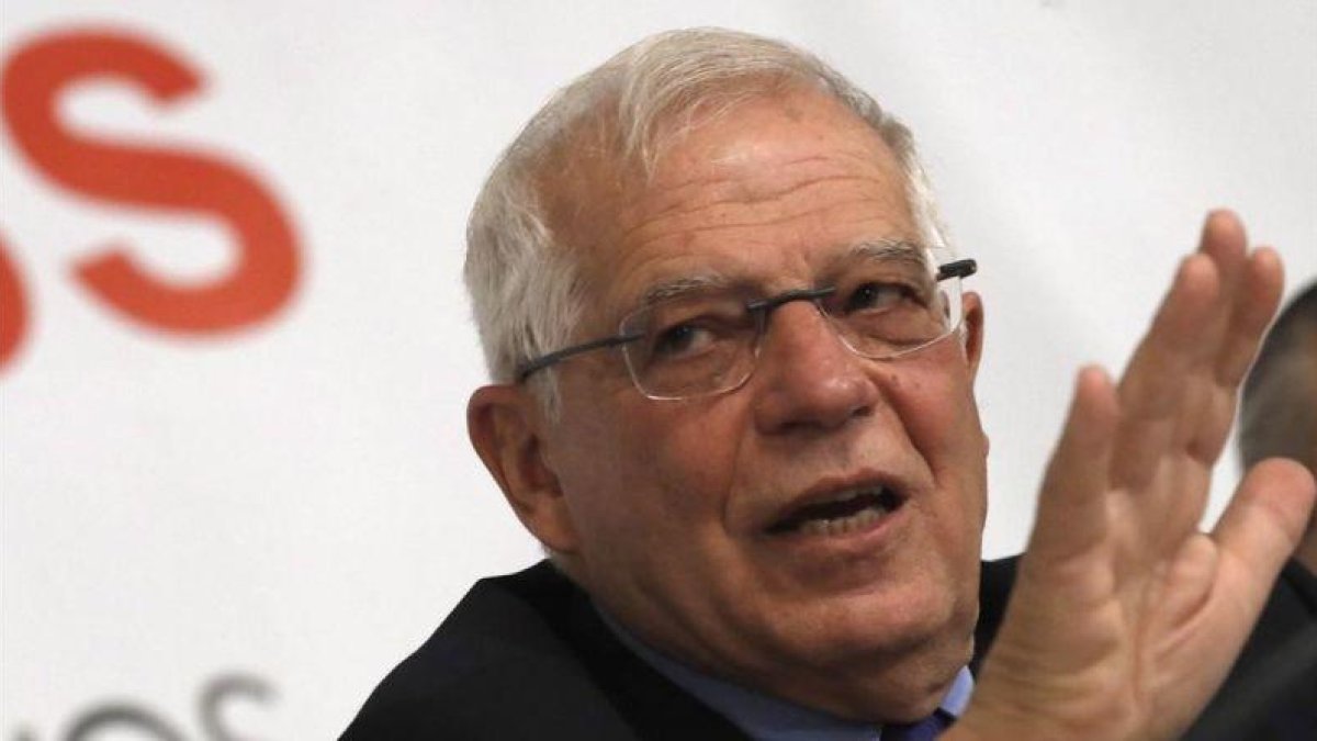 El ministro de Asuntos Exteriores, Josep Borrell, este lunes en Madrid.-EFE/ JAVIER LIZÓN