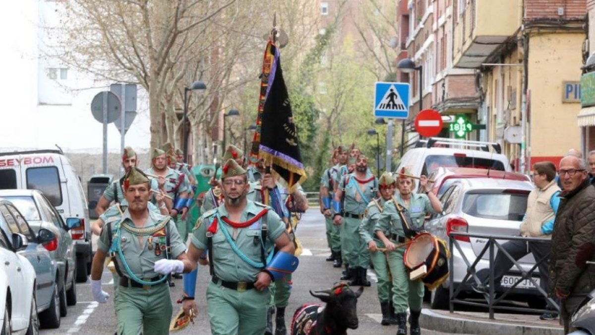 La Hermandad de Veteranos Legionarios desfila por La Victoria de Valladolid-E.M