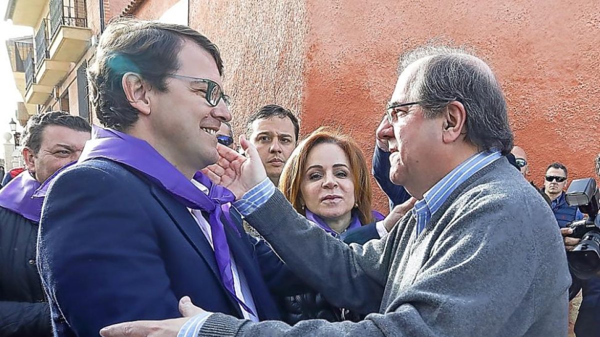 Alfonso Fernández Mañueco y Juan Vicente Herrera se saludan.-J.M. LOSTAU