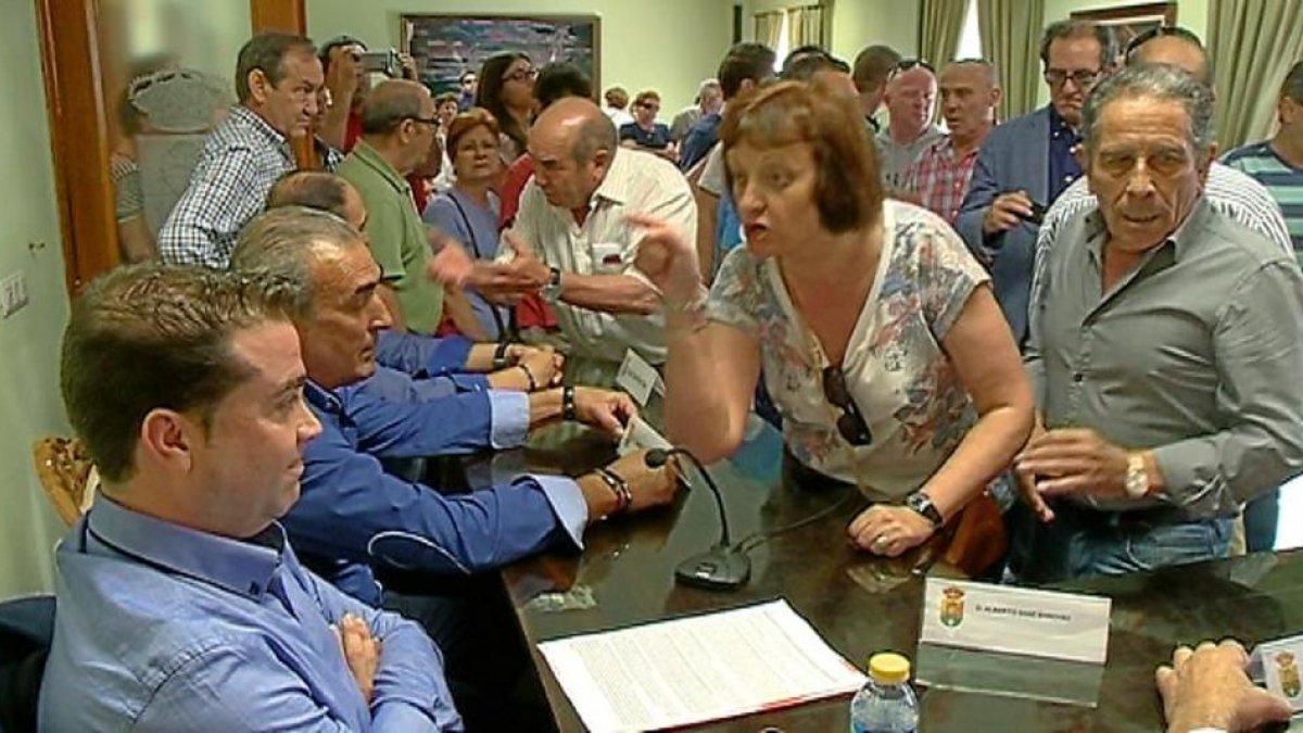 Varios vecinos abuchean al candidato deCiudadanos a la Alcaldía en el pleno de moción de censura.-LA 8 VALLADOLID