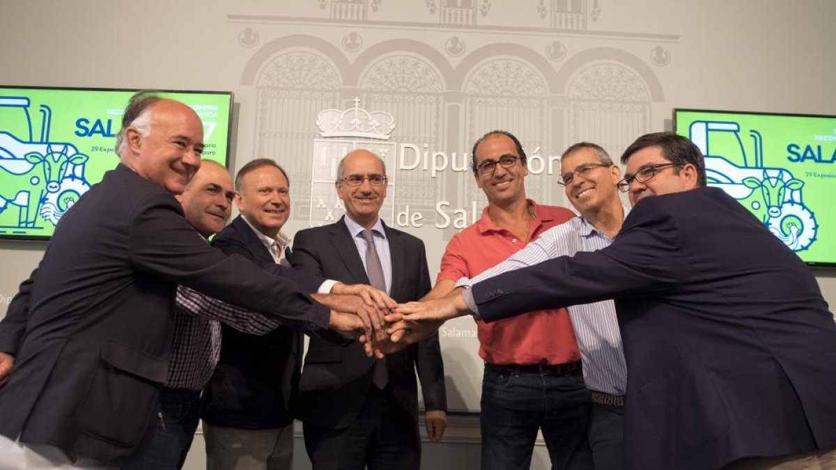 El presidente de la Diputación de Salamanca, Javier Iglesias, presenta la colaboración de las asociaciones ganaderas participantes en la 29 Exposición Internacional de Ganado Puro, dentro de la Feria Salamaq 2017.-ICAL
