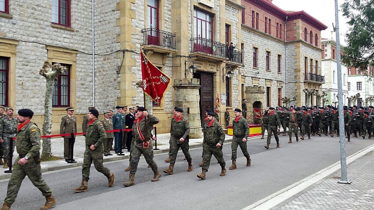 Desfile del Regimiento de Infantería ‘Tercio Viejo de Sicilia 67’ acuartelado en las instalaciones de Loyola. E. M.