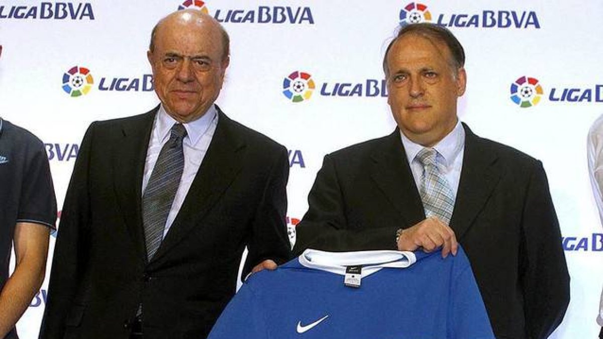 Los presidentes del BBVA, Francisco González, y de la LFP, Javier Tebas, en el 2013.-EFE / MIGUEL RAJMIL