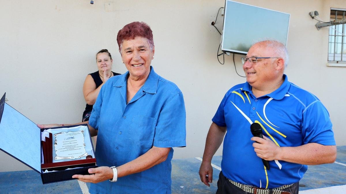 El ATV Racing rindió un merecido homenaje ayer a África Lesmes de la FMD y recientemente jubilada de su actividad continua.-M.Á.