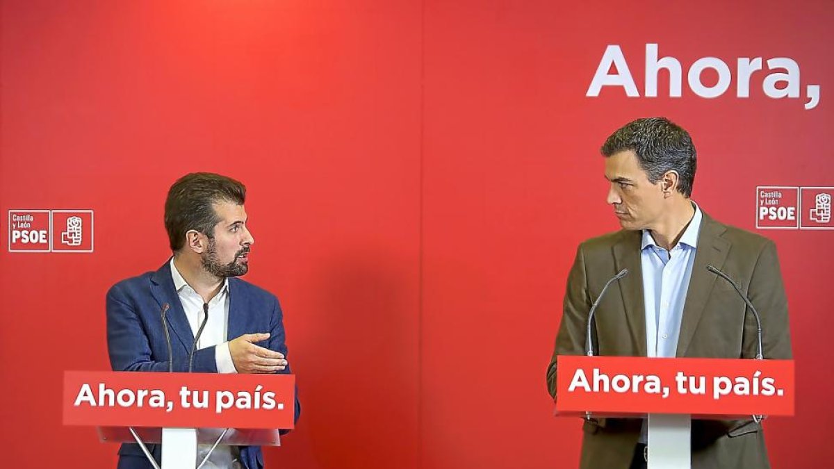 Luis Tudanca y Pedro Sánchez tras la reunión de la Ejecutiva celebrada en noviembre en Valladolid.-ICAL