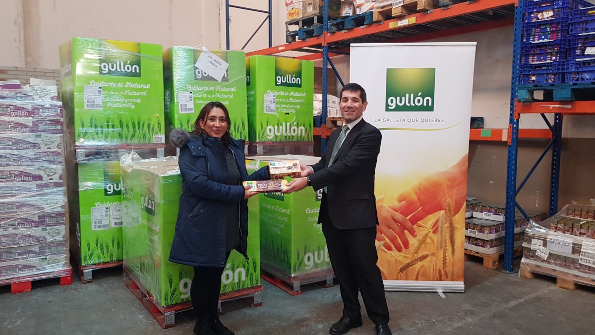 Maritza Velasco (Banco de Alimentos de Palencia) y Paco Hevia (Gullón). / E.M.
