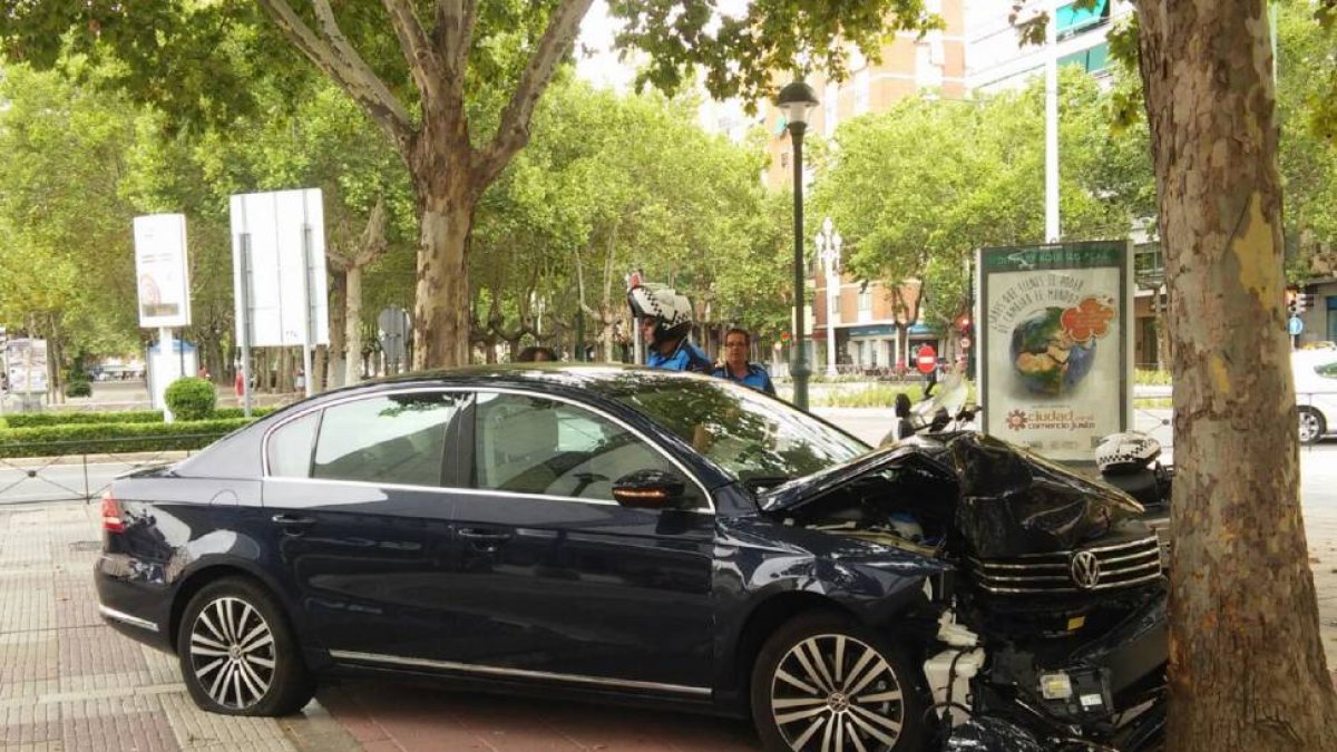 Un vehículo se estrella contra un árbol frente a la entrada del Corte Inglés del Paseo Zorrilla-