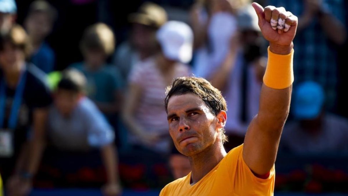 Rafa Nadal saluda al publico de la pista central del Godó-/ JORDI COTRINA