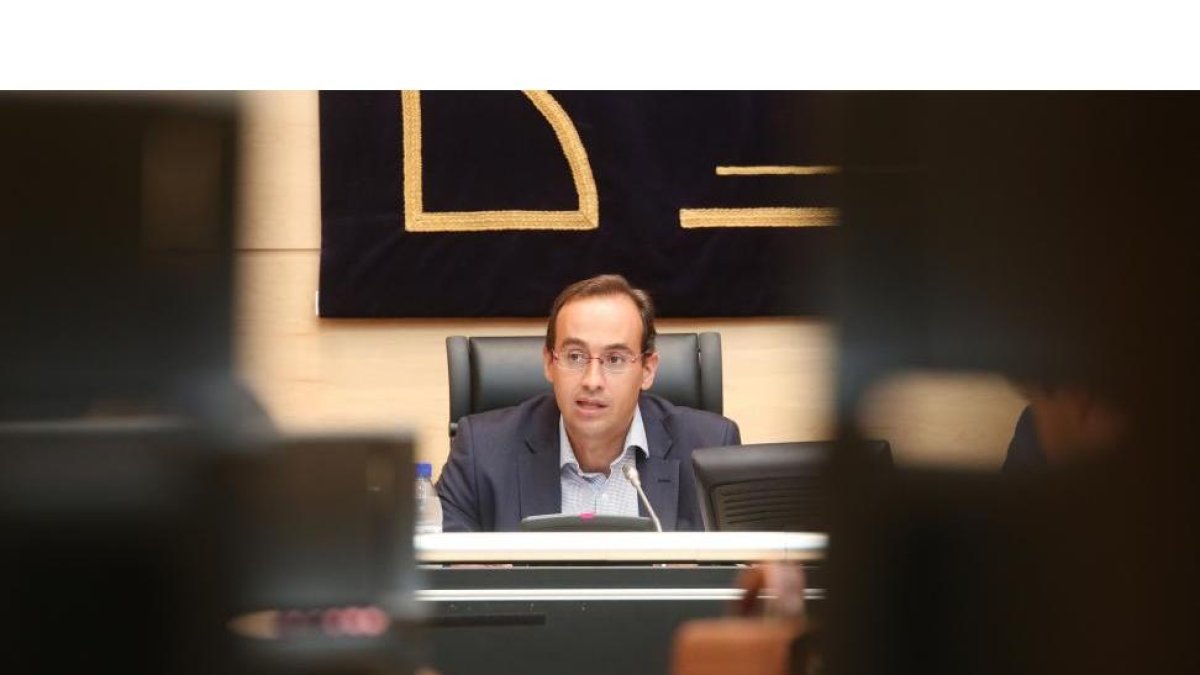 El director general de Gestión Económica de la Consejería de Sanidad de la Junta, José Ángel Amo Martín, comparece ante la comisión de investigación del Hospital de Burgos-ICAL