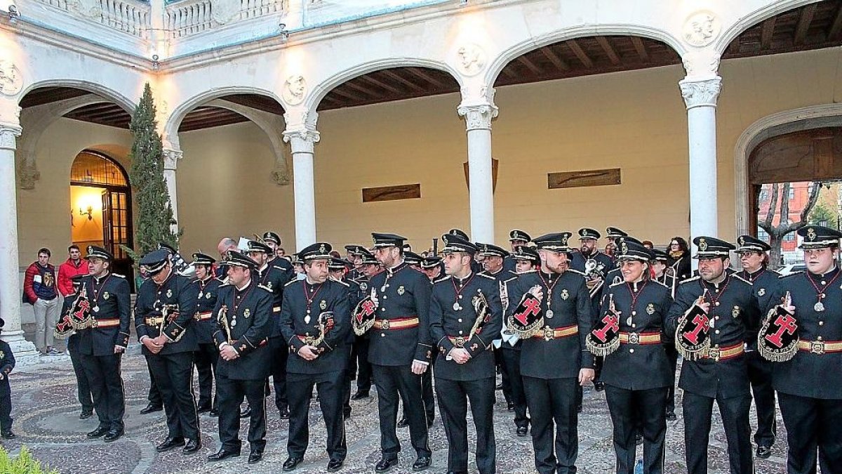 Bandas de Semana Santa, ayer en el Palacio Real de Valladolid.-EL MUNDO