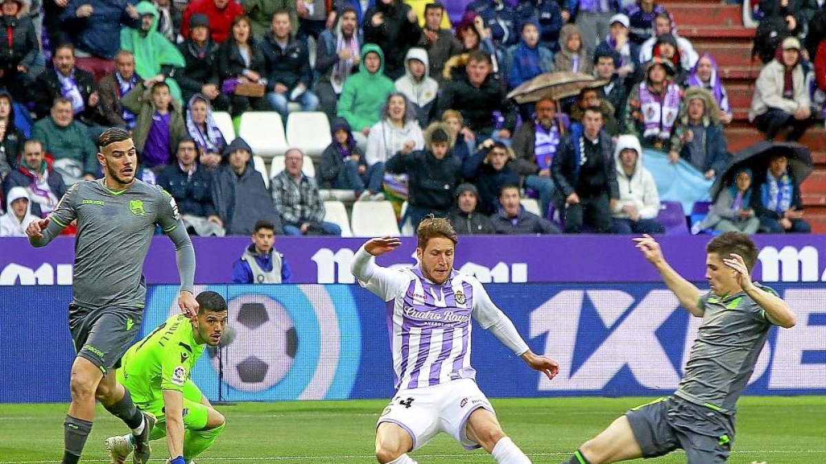 En el minuto 1, Keko a punto estuvo de batir a Rulli pero su disparo fue taponado por Zubeldia.-J. M. LOSTAU