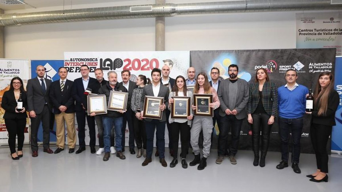 Foto de familia de autoridades y premiados en la VIIGala Regional del Pádel de Castilla y León celebrada en el Edificio Q-BO de Valladolid.-MONTSE ALVAREZ
