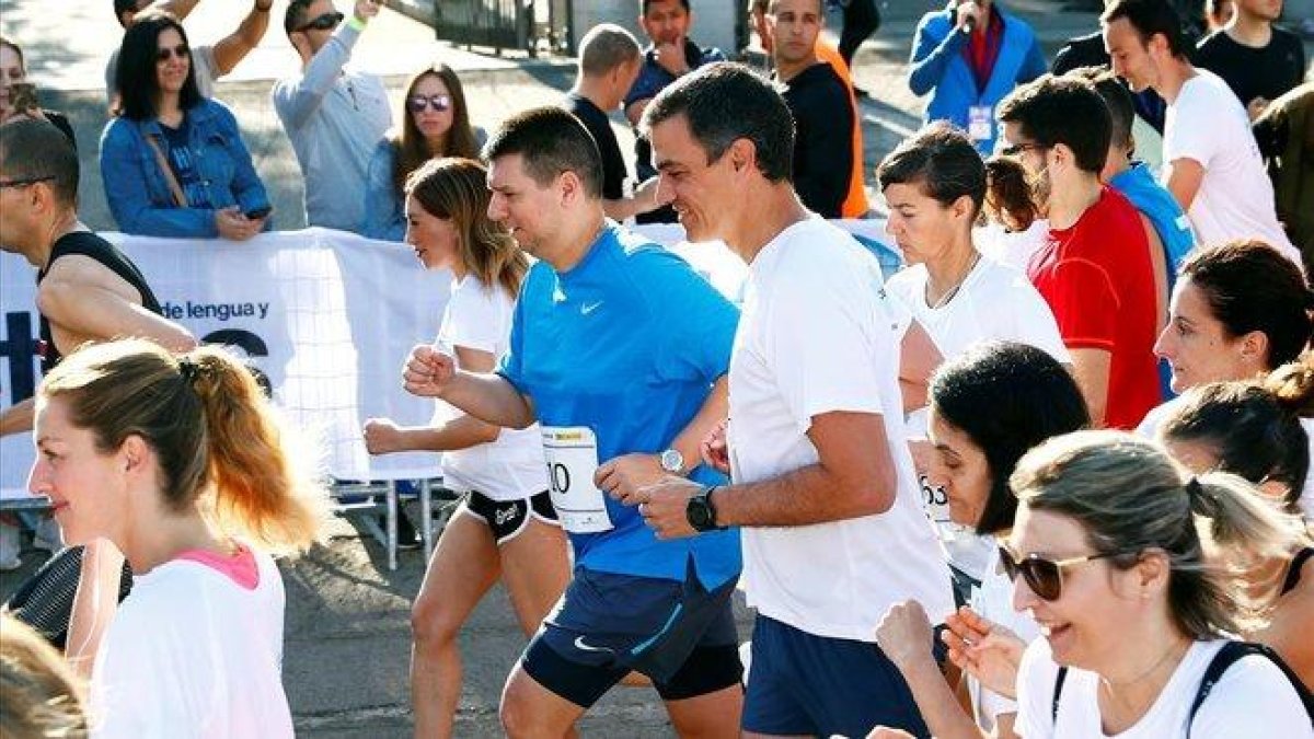 Pedro Sánchez, durante la carrera por el centro  de Madrid.-JUAN MEDINA (REUTERS)