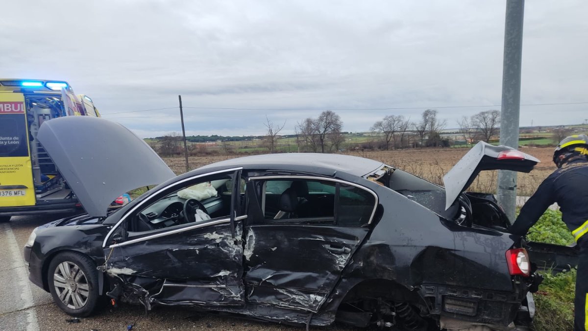 Estado en el que han quedado los vehículos tras el accidente en La Cistérniga - BOMBEROS DIP. VALLADOLID