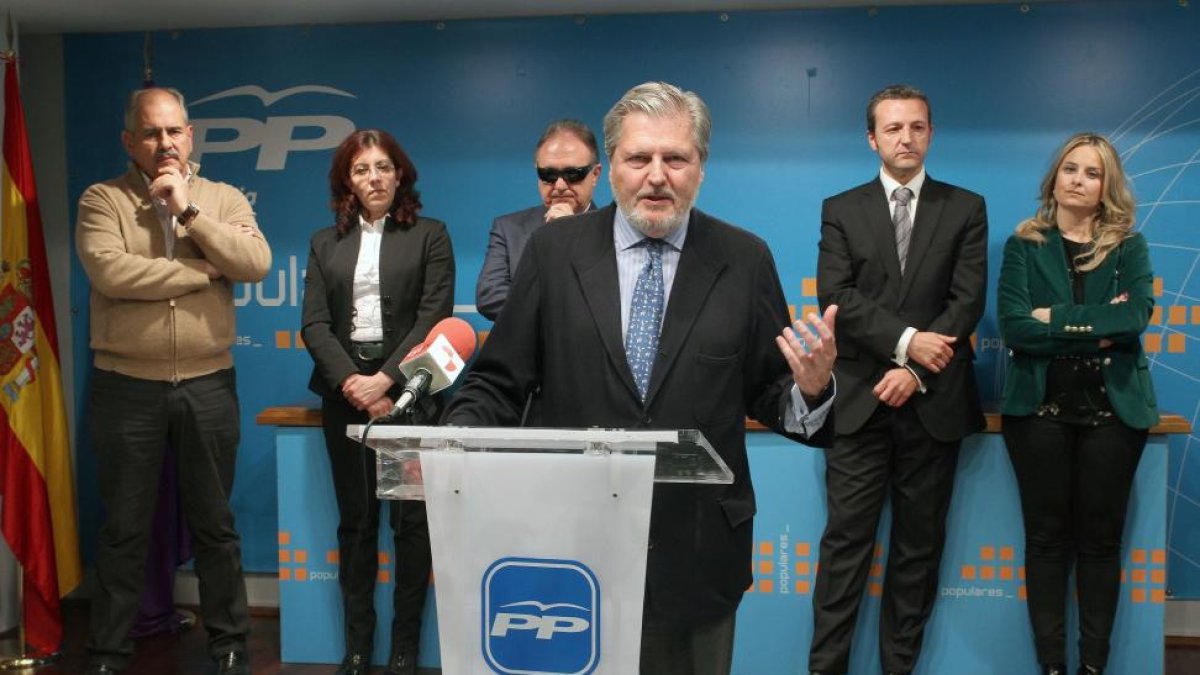 (IaD) Candidatos al Senado, Manuel Betegón, Nuria Simón y José Antonio Rubio, candidatos al Congreso, Íñigo Méndez de Vigo, Miguel Paniagua y Rosa García Benito, en la sede de PP de Palencia.-ICAL