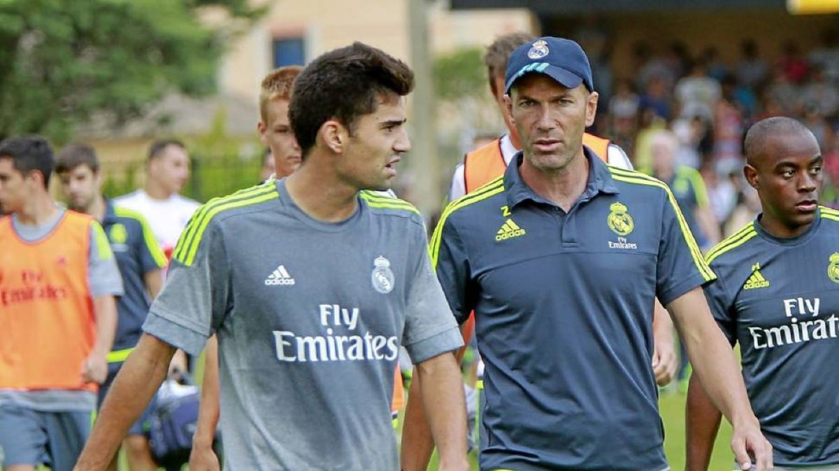 Zidane conversa con su hijo Enzo, jugador del filial madridista.-J.M.L.