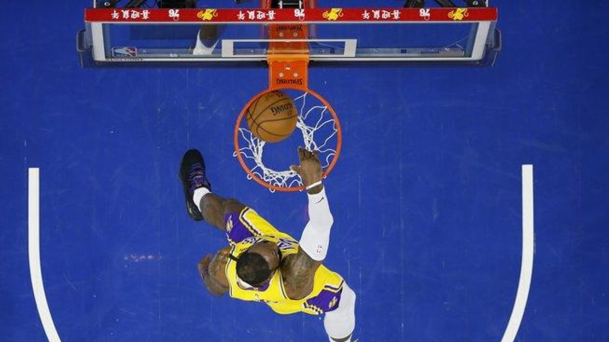 Lebron James, en plena actuación.-AP