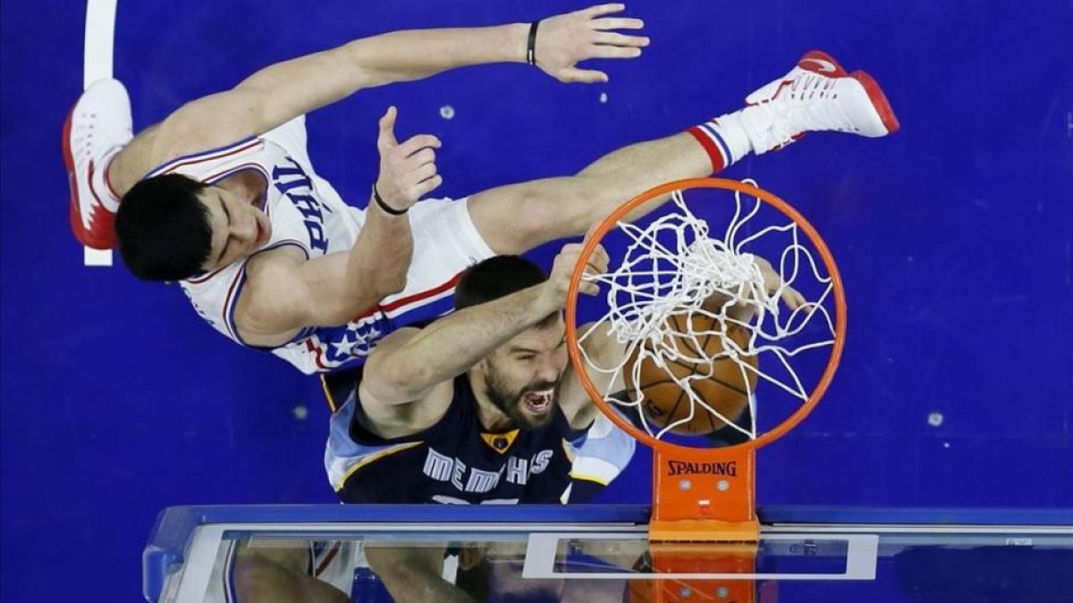 Marc Gasol pugna con Ilyasova para anotar en el partido ante los Sixers.-AP / MATT SLOCUM