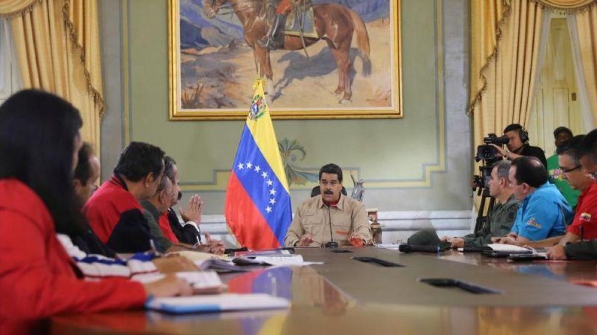 El presidente Nicolás Maduro reunido con sus ministros en el Palacio de Miraflores.-REUTERS