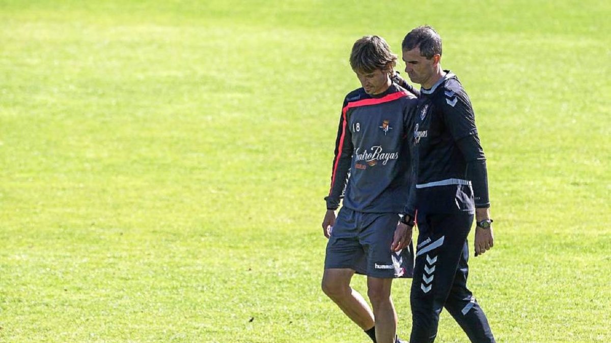 Álvaro Rubio conversa con Garitano en un entrenamiento-Pablo Requejo